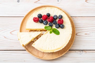 Ev yapımı cheesecake taze ahududu ve yaban mersini ile