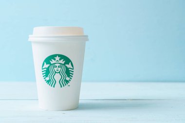 Bangkok, Tayland - 5 Haziran 2018: Beyaz kahve fincanı Starbucks logosu üzerinde tahta arka plan ile. Starbucks dünyanın en büyük kahve evi 61 ülke içinde 20.000'den fazla mağaza ile mi.