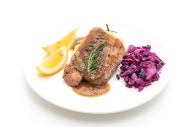 kırmızı lahana ve patates püresi beyaz arka plan üzerinde izole domuz eti biftek