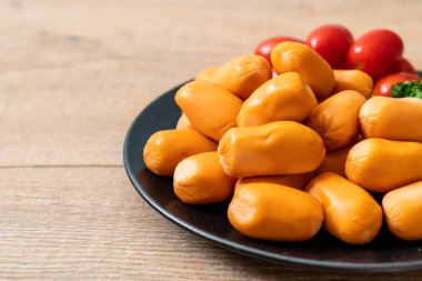 domuz eti kokteyl sosisi plaka üzerinde