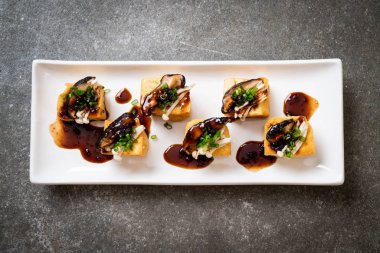 Shitake Mantarlı ızgara Tofu ve Altın İğne Mantarı - sağlıklı, vejetaryen veya vejetaryen yemek tarzı