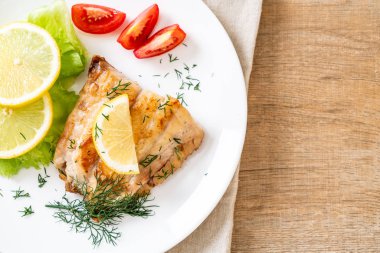 Izgara balık bifteği.