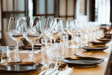 yemek tablo set - seçici odak noktası üzerinde boş bardak