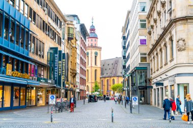 Frankfurt, Almanya - Eylül 3, 2018: insanlar Frankfurt alışveriş caddesi yürümeye Main, Almanya.