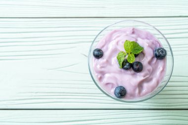 Taze yaban mersinli ev yapımı yoğurt