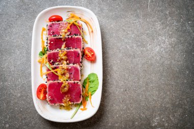 Taze orkinos ile baharatlı salata sosu - ham sağlıklı gıda