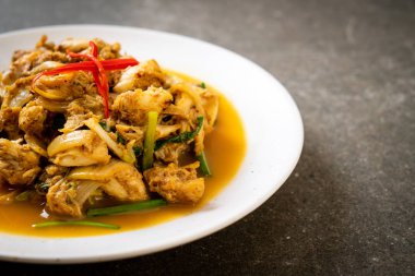 Fried yengeç ile toz köri - Tayland mutfağı