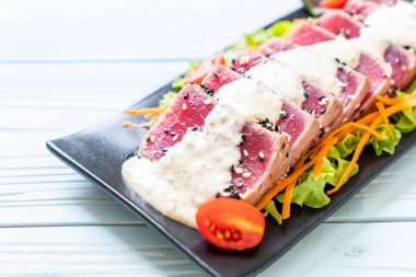 Sebze salatası ve soslu taze ton balığı. Sağlıklı yiyecek.