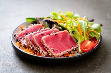 Taze ton balığı ve sebze salatası. Sağlıklı yemek.