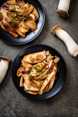 İstiridye soslu kızarmış kral istiridye mantarı. Sağlıklı, vejetaryen ya da vejetaryen yemek tarzı.