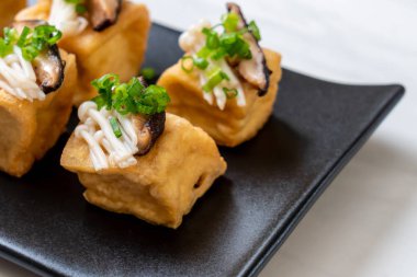 Shitake Mantarlı ızgara Tofu ve Altın İğne Mantarı - sağlıklı, vejetaryen veya vejetaryen yemek tarzı