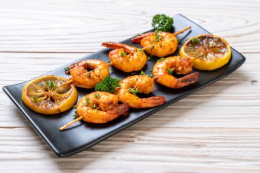 Limon - deniz ürünleri tarzı ile ızgara kaplan karides şiş