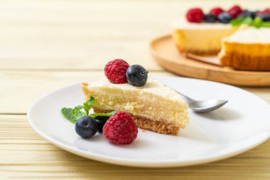 Ev yapımı cheesecake taze ahududu ve yaban mersini ile