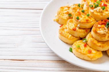 Sahanda yumurta yumuşak tofu sarımsak - sağlıklı, vegan ve sebze gıda tarzı