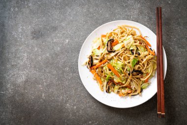 tavada kızartılmış yakisoba noodle sebzeli - vegan ve vejetaryen yiyecekler