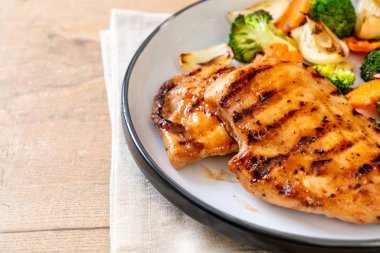 çukurunu tavuk göğsü biftek sebze (brokoli, havuç, soğan ile)