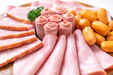 pastırma, sosis, jambon füme ve barbekü pastırma ahşap tahta üzerinde