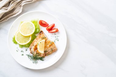 Izgara balık bifteği.