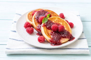 Taze ahududu ve frambuaz sos ile sufle gözleme