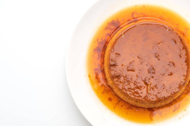 Ev yapımı karamel kremalı puding beyaz arka plan üzerinde izole