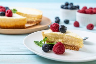 Ev yapımı cheesecake taze ahududu ve yaban mersini ile