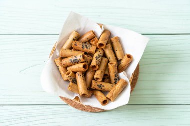 Taylandlı çıtır Hindistan cevizi roll - Tay tatlı snack