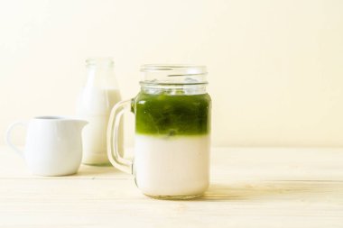 Buzlu kibrit yeşil sütlü latte.
