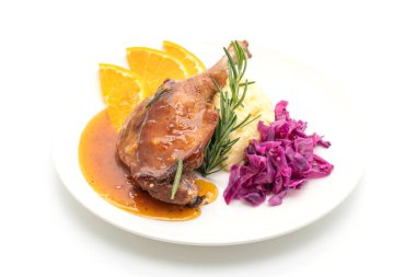 Beyaz arka plan üzerinde izole Portakal soslu kızarmış ördek bacak biftek