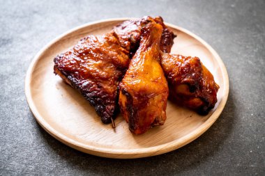 Masada ızgara ve ızgara tavuk.