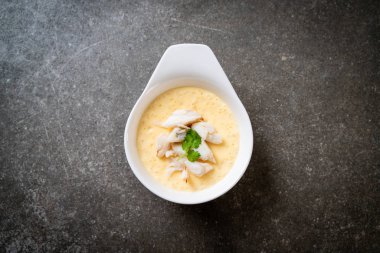 Çiğ yengeçli haşlanmış yumurta.