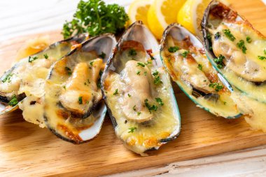 Peynirli taze midye.