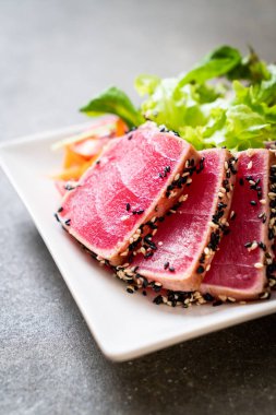 Taze ton balığı ve sebze salatası. Sağlıklı yemek.