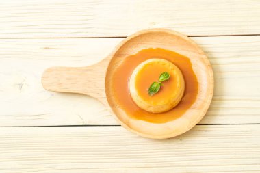 Naneli ev yapımı karamel kremalı puding.