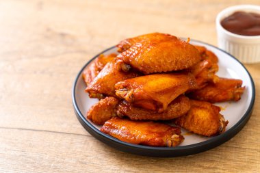 Barbekü tavuk kanadı sosu ile