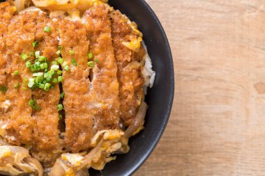 Kızarmış domuz pirzolası kasesi (Katsudon) - Japon yemek tarzı