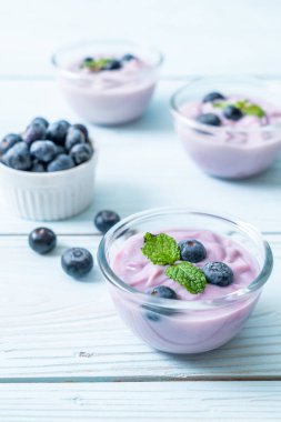 Taze yaban mersinli ev yapımı yoğurt