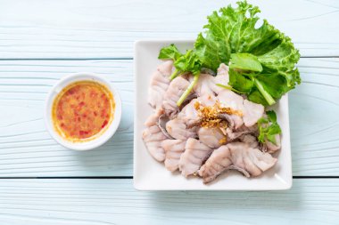 Soslu ve sebzeli haşlanmış balık sosu.