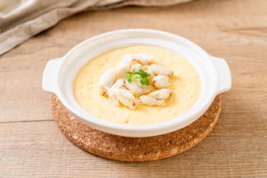 Çiğ yengeçli haşlanmış yumurta.