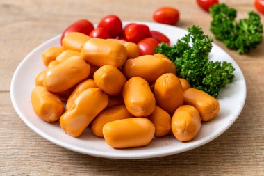 domuz eti kokteyl sosisi plaka üzerinde