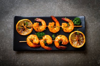 Limon - deniz ürünleri tarzı ile ızgara kaplan karides şiş