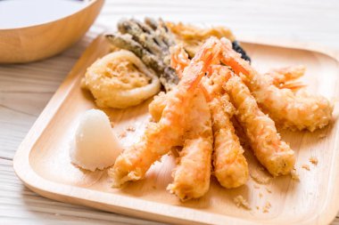 karides tempura (hırpalanmış kızarmış karides) sebze - Japon gıda tarzı
