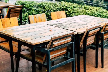 boş ahşap masa ve sandalye Açık Restoran - vintage filtre