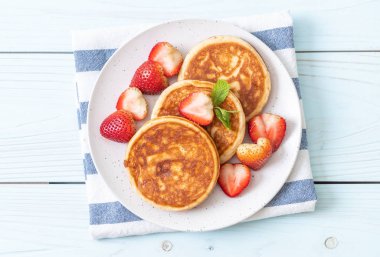 taze çilek ile sufle gözleme