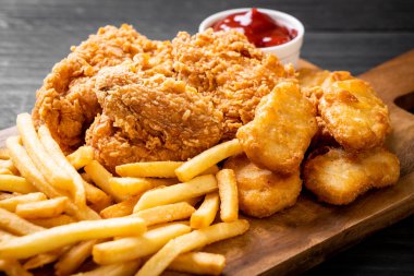 Kızarmış tavuk, patates kızartması ve nugget yemeği. Abur cubur ve sağlıksız yemek.