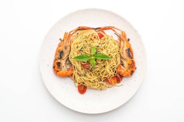 ızgara karides ve beyaz arka plan üzerinde izole domates ile tavada kızartılmış spagetti