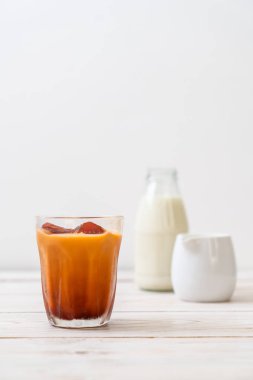 Tay çay buz küpü ile ahşap arka plan üzerinde süt