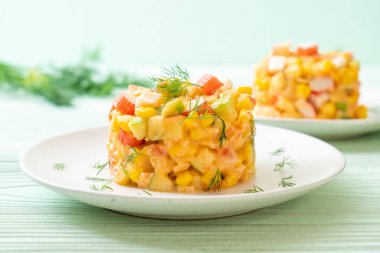 meyve salatası (elma, Mısır, papaya, ananas) - yengeç sopa ile karışık sağlıklı gıda tarzı