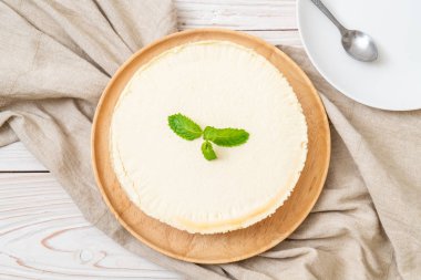 Ahşap zemin üzerine nane ile ev yapımı cheesecake