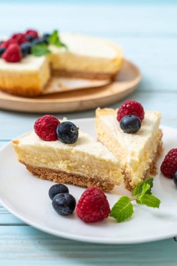 Ev yapımı cheesecake taze ahududu ve yaban mersini ile