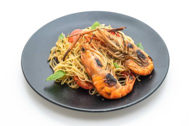 ızgara karides ve beyaz arka plan üzerinde izole domates ile tavada kızartılmış spagetti
